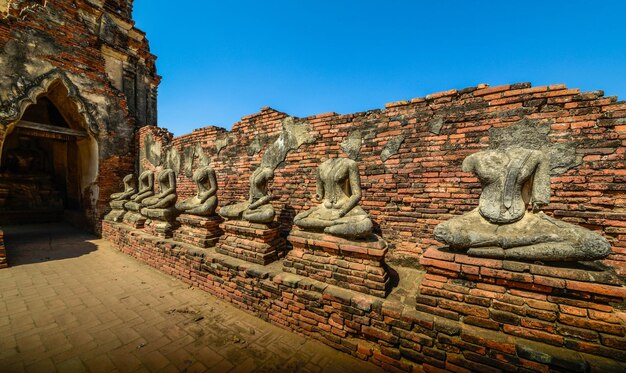 Una bellissima vista del tempio Wat Chaiwatthanaram situato ad Ayutthaya in Thailandia