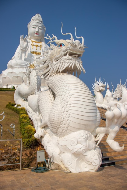 Una bellissima vista del tempio Wat Huai Pla Kang situato a Chiang Rai Thailandia