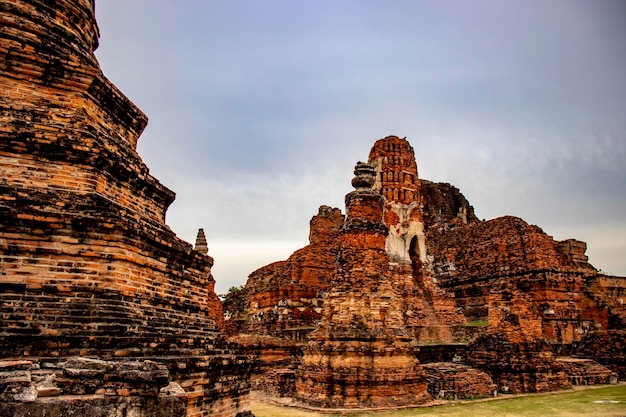 Una bellissima vista del tempio Wat Mahathat situato ad Ayutthaya Thailandia