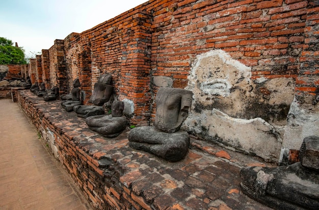 Una bellissima vista del tempio Wat Mahathat situato ad Ayutthaya Thailandia