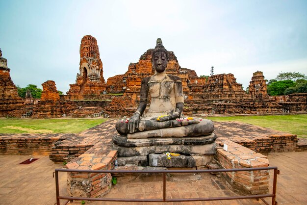 Una bellissima vista del tempio Wat Mahathat situato ad Ayutthaya Thailandia