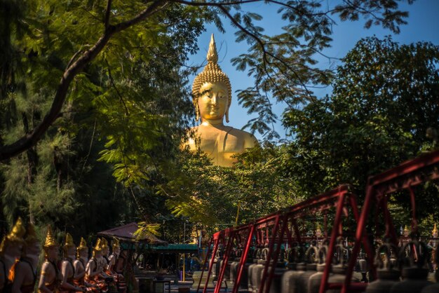 Una bellissima vista del tempio Wat Muang situato ad Ang Thong Thailandia