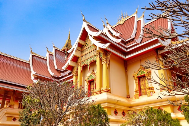 Una bellissima vista del tempio Wat Pha That Luang situato a Vientiane Laos