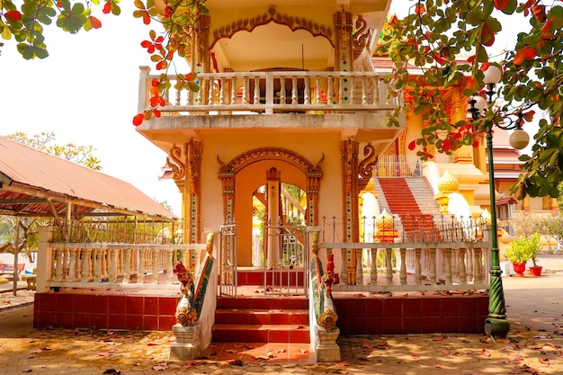 Una bellissima vista del tempio Wat Pha That Luang situato a Vientiane Laos