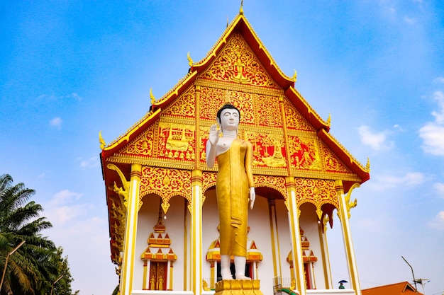 Una bellissima vista del tempio Wat Pha That Luang situato a Vientiane Laos