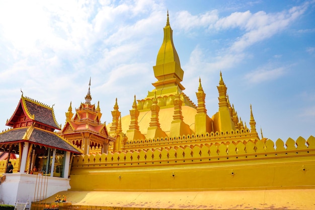 Una bellissima vista del tempio Wat Pha That Luang situato a Vientiane Laos