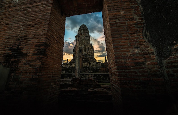 Una bellissima vista del tempio Wat Ratchaburana situato ad Ayutthaya in Thailandia