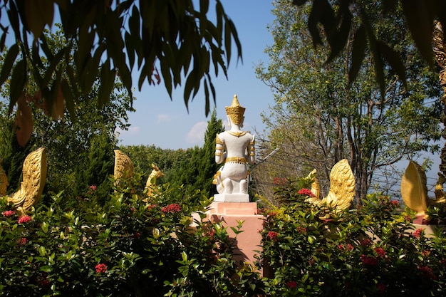 Una bellissima vista del tempio Wat Saeng Kaeo situato a Chiang Rai Thailandia