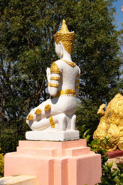 Una bellissima vista del tempio Wat Saeng Kaeo situato a Chiang Rai Thailandia