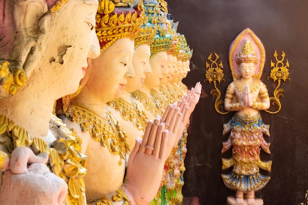 Una bellissima vista del tempio Wat Saeng Kaeo situato a Chiang Rai Thailandia