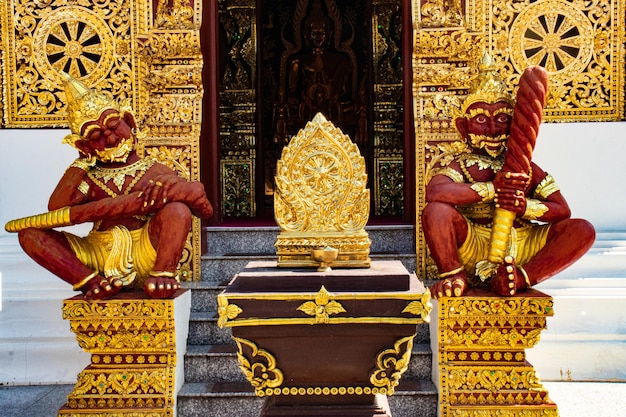 Una bellissima vista del tempio Wat Saeng Kaeo situato a Chiang Rai Thailandia