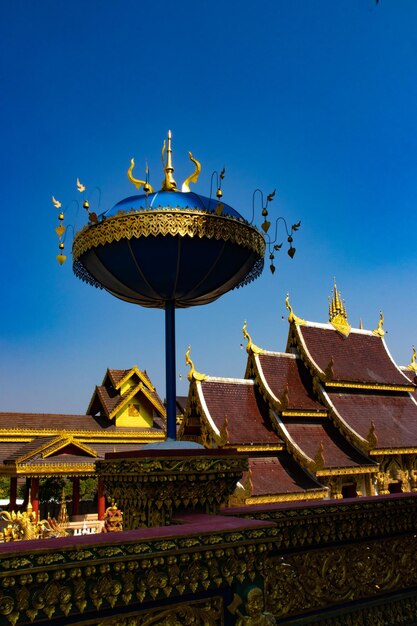 Una bellissima vista del tempio Wat Saeng Kaeo situato a Chiang Rai Thailandia