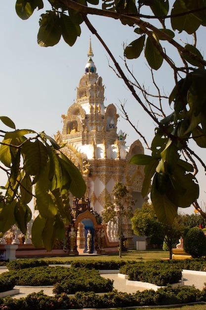 Una bellissima vista del tempio Wat Saeng Kaeo situato a Chiang Rai Thailandia