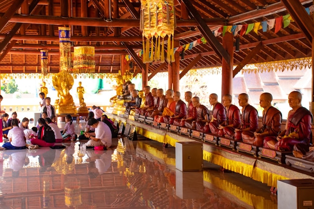 Una bellissima vista del tempio Wat Saeng Kaeo situato a Chiang Rai Thailandia