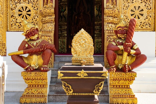 Una bellissima vista del tempio Wat Saeng Kaeo situato a Chiang Rai Thailandia