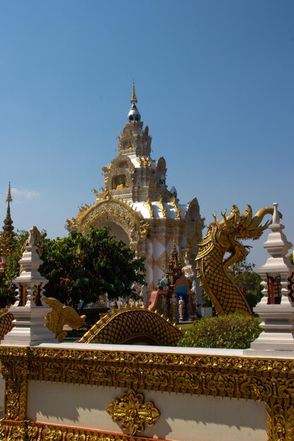 Una bellissima vista del tempio Wat Saeng Kaeo situato a Chiang Rai Thailandia