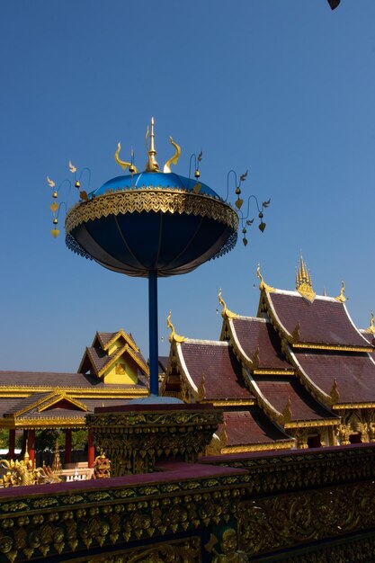 Una bellissima vista del tempio Wat Saeng Kaeo situato a Chiang Rai Thailandia