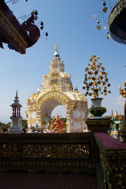 Una bellissima vista del tempio Wat Saeng Kaeo situato a Chiang Rai Thailandia