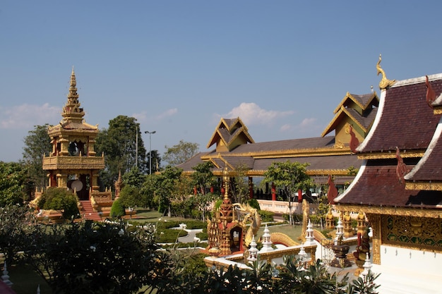 Una bellissima vista del tempio Wat Saeng Kaeo situato a Chiang Rai Thailandia