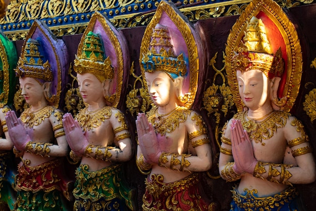 Una bellissima vista del tempio Wat Saeng Kaeo situato a Chiang Rai Thailandia