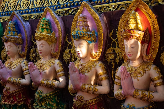 Una bellissima vista del tempio Wat Saeng Kaeo situato a Chiang Rai Thailandia