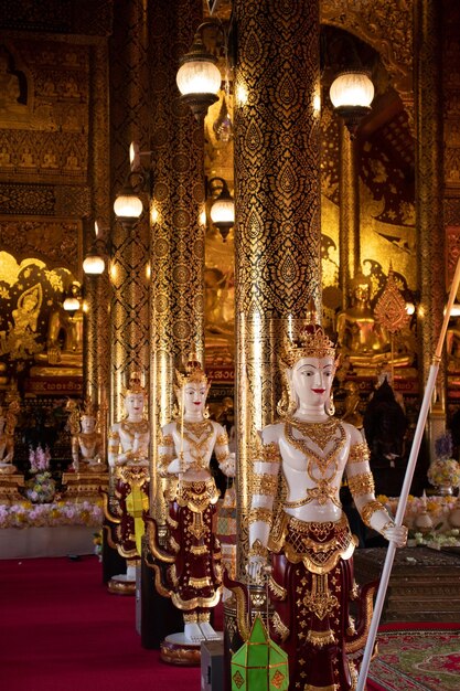 Una bellissima vista del tempio Wat Saeng Kaeo situato a Chiang Rai Thailandia