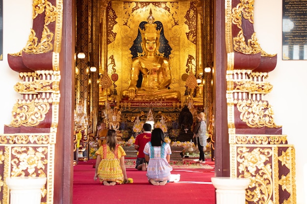 Una bellissima vista del tempio Wat Saeng Kaeo situato a Chiang Rai Thailandia