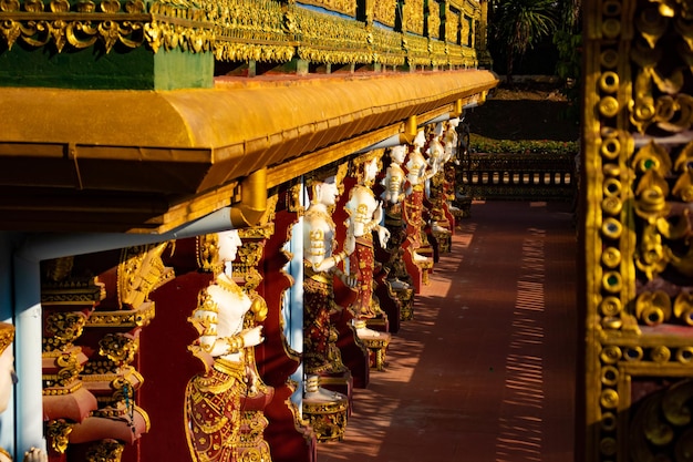 Una bellissima vista del tempio Wat Saeng Kaeo situato a Chiang Rai Thailandia