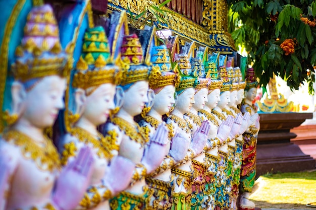 Una bellissima vista del tempio Wat Saeng Kaeo situato a Chiang Rai Thailandia