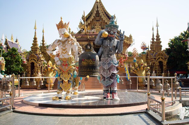 Una bellissima vista del tempio Wat Saeng Kaeo situato a Chiang Rai Thailandia