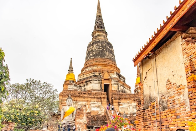 Una bellissima vista del tempio Wat Yai Chai Mongkhon situato ad Ayutthaya in Thailandia