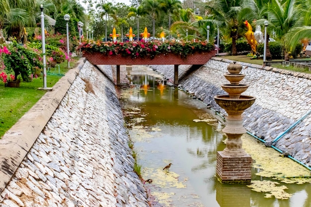 Una bellissima vista del tempio Wat Yai Chai Mongkhon situato ad Ayutthaya in Thailandia