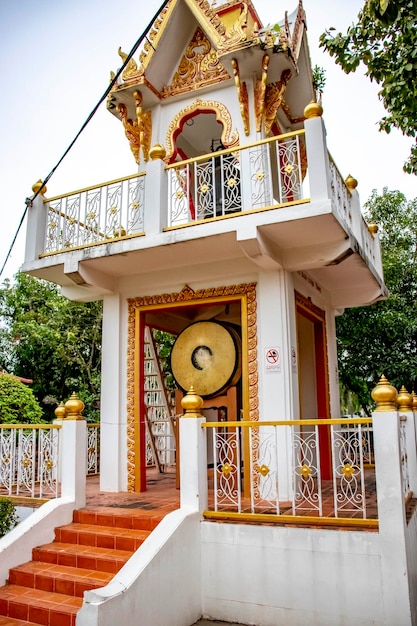 Una bellissima vista del tempio Wat Yai Chai Mongkhon situato ad Ayutthaya in Thailandia