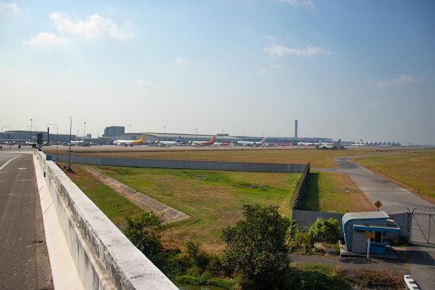 Una bellissima vista dell'aeroporto di Suvarnabhumi situato a Bangkok in Thailandia