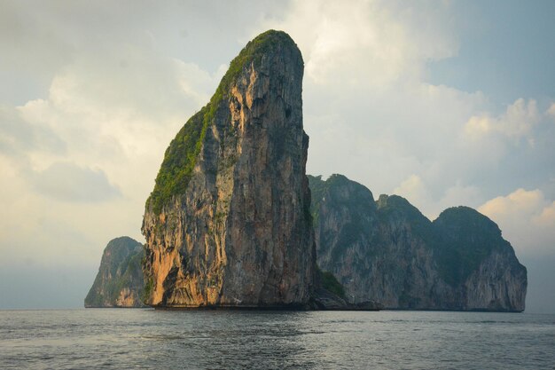 Una bellissima vista dell'isola di Phi Phi situata in Thailandia