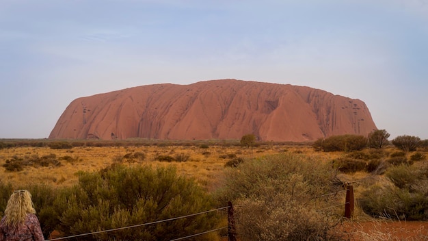 Una bellissima vista della formazione di arenaria di Uluru nel Centro Rosso del Territorio del Nord dell'Australia