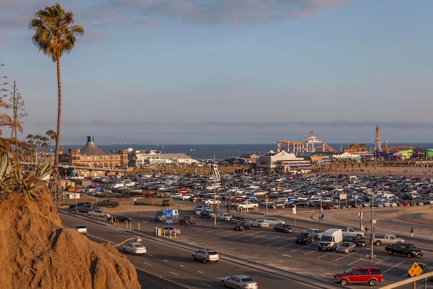 Una bellissima vista della spiaggia con attrazioni e persone che si rilassano a Santa Monica al tramonto Los Angeles USA 20160516