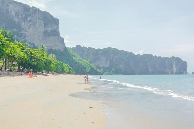 Una bellissima vista della spiaggia di Krabi in Thailandia