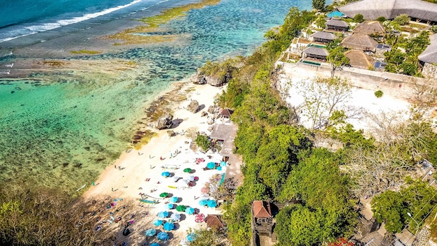 Una bellissima vista della spiaggia di Padang Padang situata a Bali Indonesia