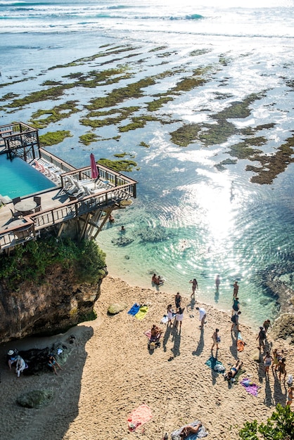 Una bellissima vista della spiaggia di Uluwatu situata a Bali Indonesia