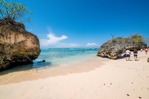 Una bellissima vista della spiaggia di Uluwatu situata a Bali Indonesia