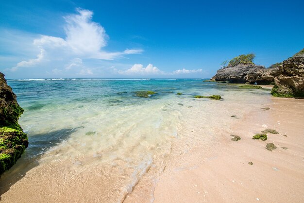 Una bellissima vista della spiaggia di Uluwatu situata a Bali Indonesia