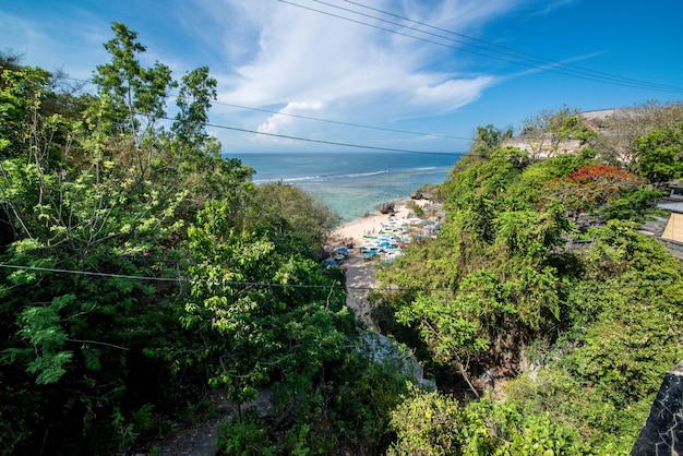 Una bellissima vista della spiaggia di Uluwatu situata a Bali Indonesia