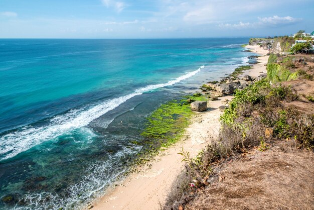 Una bellissima vista della spiaggia di Uluwatu situata a Bali Indonesia