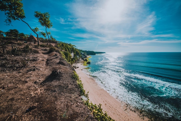 Una bellissima vista della spiaggia di Uluwatu situata a Bali Indonesia