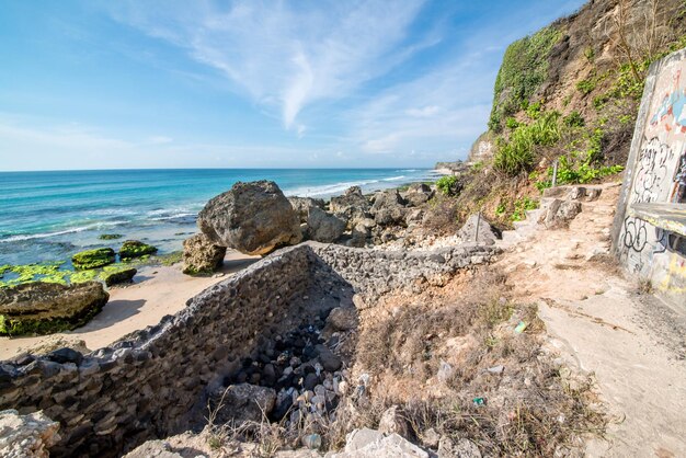 Una bellissima vista della spiaggia di Uluwatu situata a Bali Indonesia