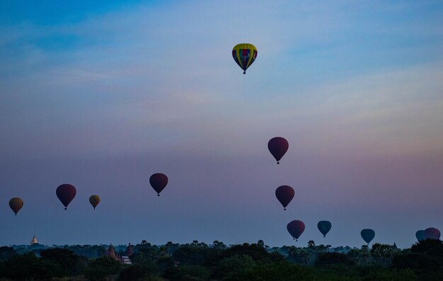 Una bellissima vista di palloncini a Bagan Myanmar