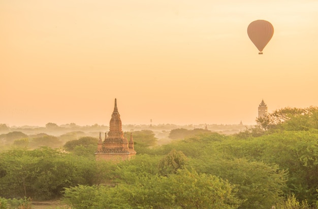 Una bellissima vista di palloncini a Bagan Myannmar