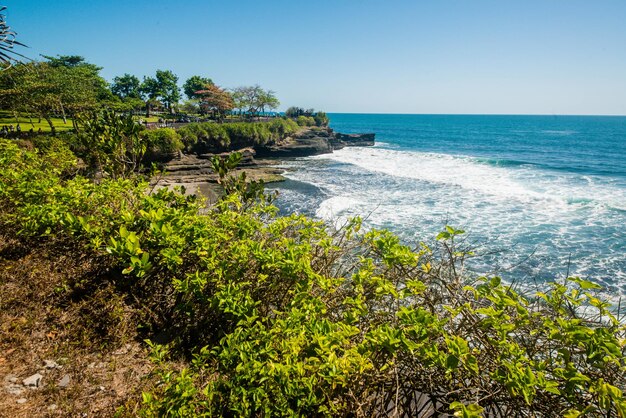 Una bellissima vista di Tanah Lot situata a Ubud Bali Indonesia