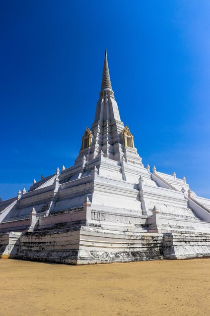 Una bellissima vista di Wat Phu Khao Thong il Tempio Bianco situato ad Ayutthaya in Thailandia